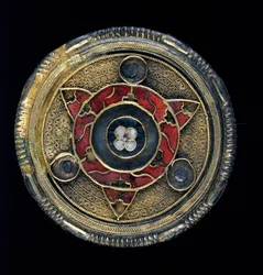 Skivebroche med juvel, 6. århundrede (guld, sølv og cloisonne emalje)
